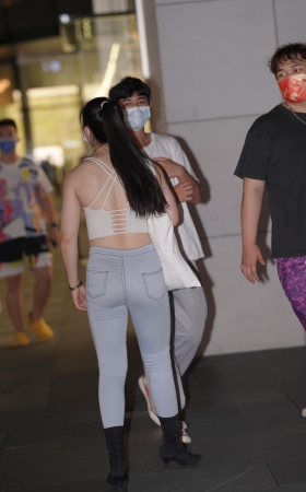 紧牛女孩 身材不赖