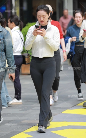 阳光下的紧身裤女友 [16P]