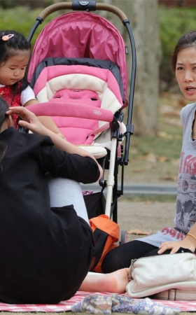 No1714 初长成的少女嫩足和两双超性感的少妇纤足同框出镜 第2套