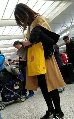4k超清，排队进站的黑丝大长腿毛呢外套靓妹