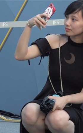 街拍黑色连衣裙美足靓妹 [1.13 GB/avi]