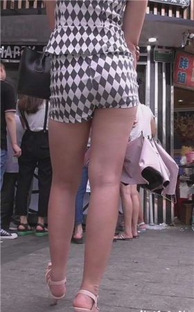 高跟鞋美腿性感少妇 [613 MB]