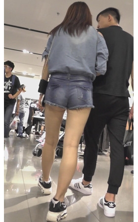 漂亮的蓝牛热裤裸腿美女