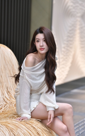 凉拖美女坐姿