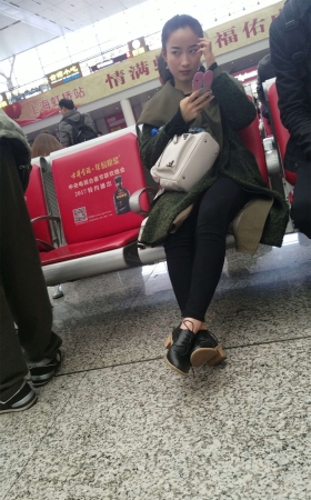 火车站拍摄黑色紧身裤长腿漂亮美少妇