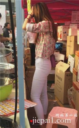 街拍碎花衬衫紧身白裤小妹 [474 MB]
