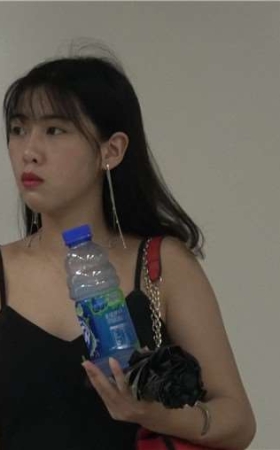 4k-黑色吊带连衣裙裸足高跟鞋街拍美女