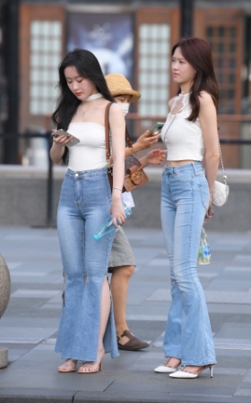两个紧身牛仔裤美女