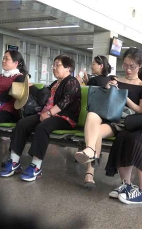 4k-候车室拍摄白净眼镜妹街拍肉丝凉高跟