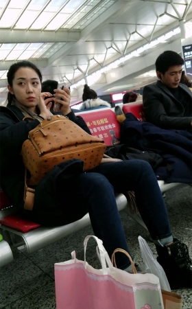 高铁站拍摄蓝色紧身牛仔裤白净妹子