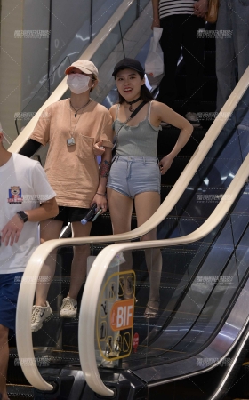 逛商场的紧致热裤美眉 [18P]