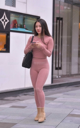 粉色瑜伽裤美臀小姐姐