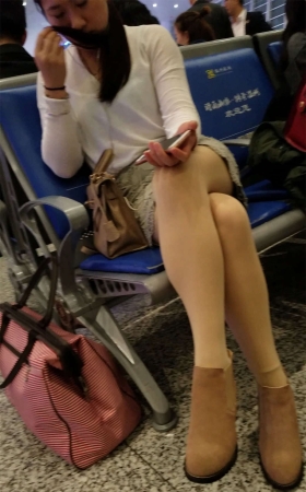 火车站候车的肉色丝袜图案包臀裙美少妇