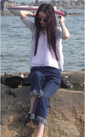 海边拍照的牛仔裤美女