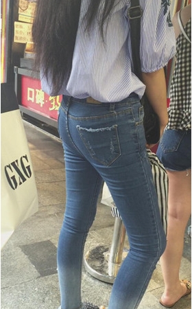 长发牛仔裤小妹