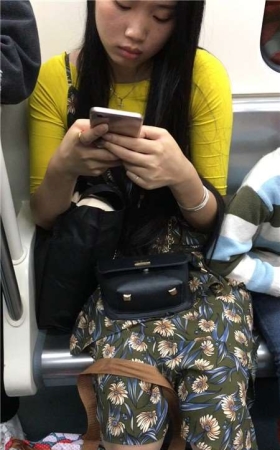 地铁街拍花裙清纯气质美眉