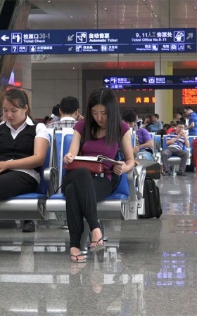 爱学习的美女，候车也要看书