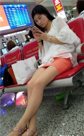 粉裙长腿小姐姐