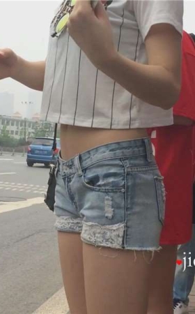 街拍公交站等车的热裤短牛仔小妹 [3.15 GB]