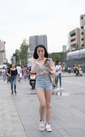 视觉冲击街拍作品 - 迷你热裤女友