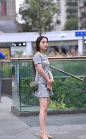 短裙美腿小姐姐