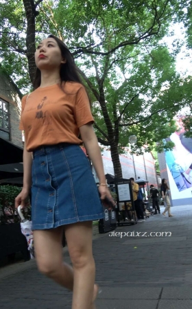 4K - 街拍牛仔裙高跟街拍美女 [548 MB/MP4]