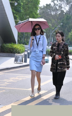 打伞的浅蓝色短裙肉丝美女3A1775[451M]