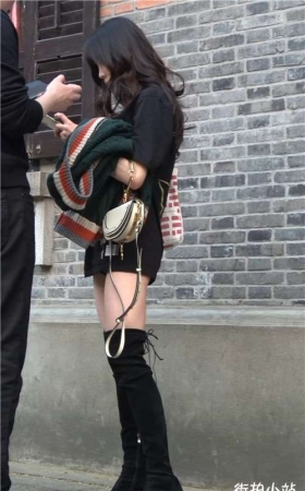 街拍黑色长靴性感美腿姑娘