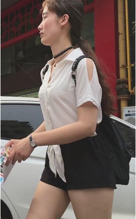 短裤月牙妹子