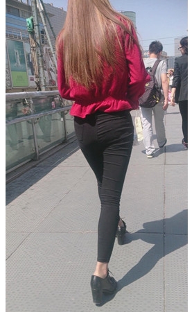 红衣黑裤黄发美女