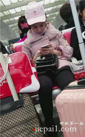 4k-高铁站候车室拍摄黑丝打底裤粉色鸭舌帽美女