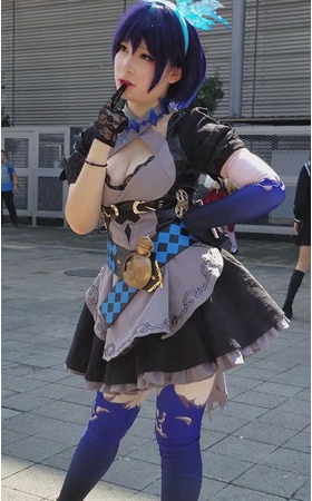 白嫩的蓝发cosplay美女