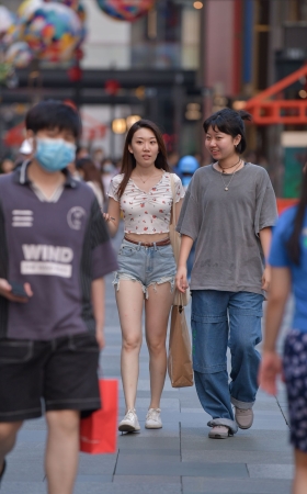 牛仔热裤白嫩的小姐姐
