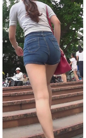 紧身蓝牛热裤妹子