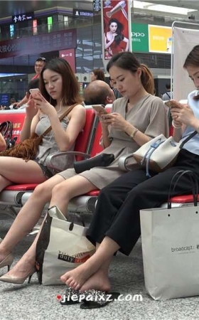 4K - 三个美女一字排开 [4.41 GB/MP4]