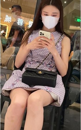 玩手机的美腿小姐姐