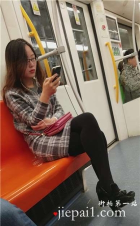 4k-地铁上拍摄小眼睛眼镜妹，光滑的长腿黑丝高跟。