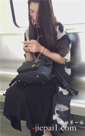 地铁拍摄高跟美足安静美姐姐