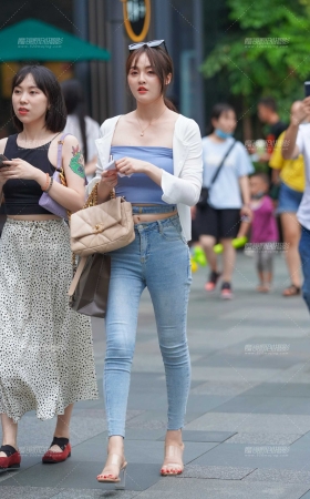 紧牛美眉 [17P]