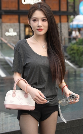 黑丝小美女(100P)