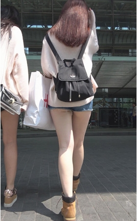 白嫩美腿短裤美女