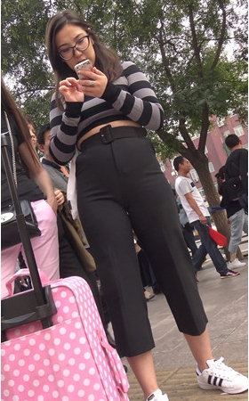 紧身黑裤小姐姐
