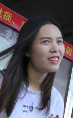 4k-街拍白嫩美足凉鞋清纯美女，一笑倾城