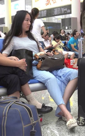 主人公是位年轻MM，虽然坐着，但也看得出身材不错，足底成色不错