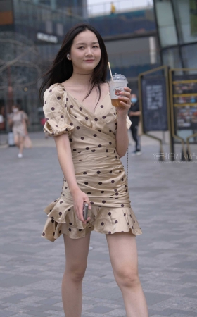 [一只麋鹿专区] 斑点包臀裙长腿美女 【图片➕视频】<font color=red> [10P]</font>