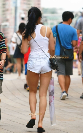 专注拍照的吊带热裤少妇 [23P]