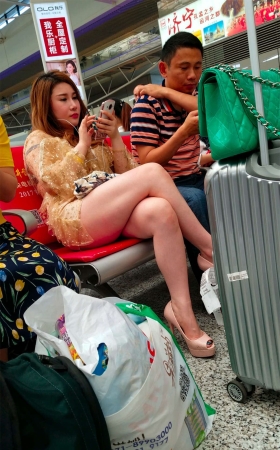 高铁候车室的极品靓女