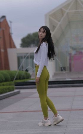 一始街拍作品 绿色瑜伽裤美女 工