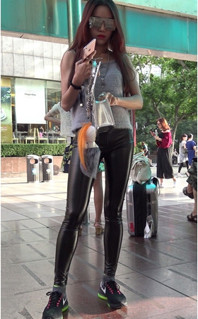 戴着墨镜的紧身皮裤美女