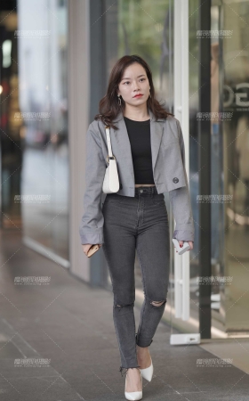 紧牛小姐姐 [16P]